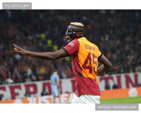 加拉塔萨雷球迷现场施压，奥纳纳扑救后沉默主场